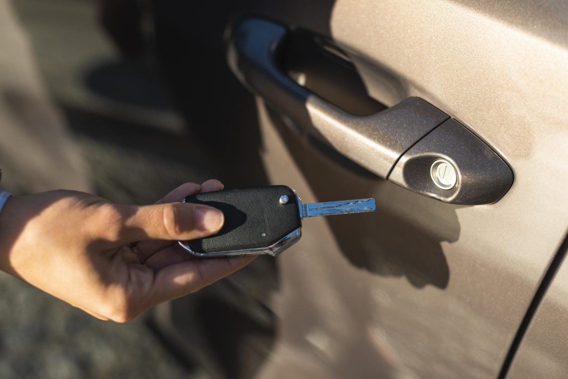 Are there any key cutting services that specialize in automotive keys near me?